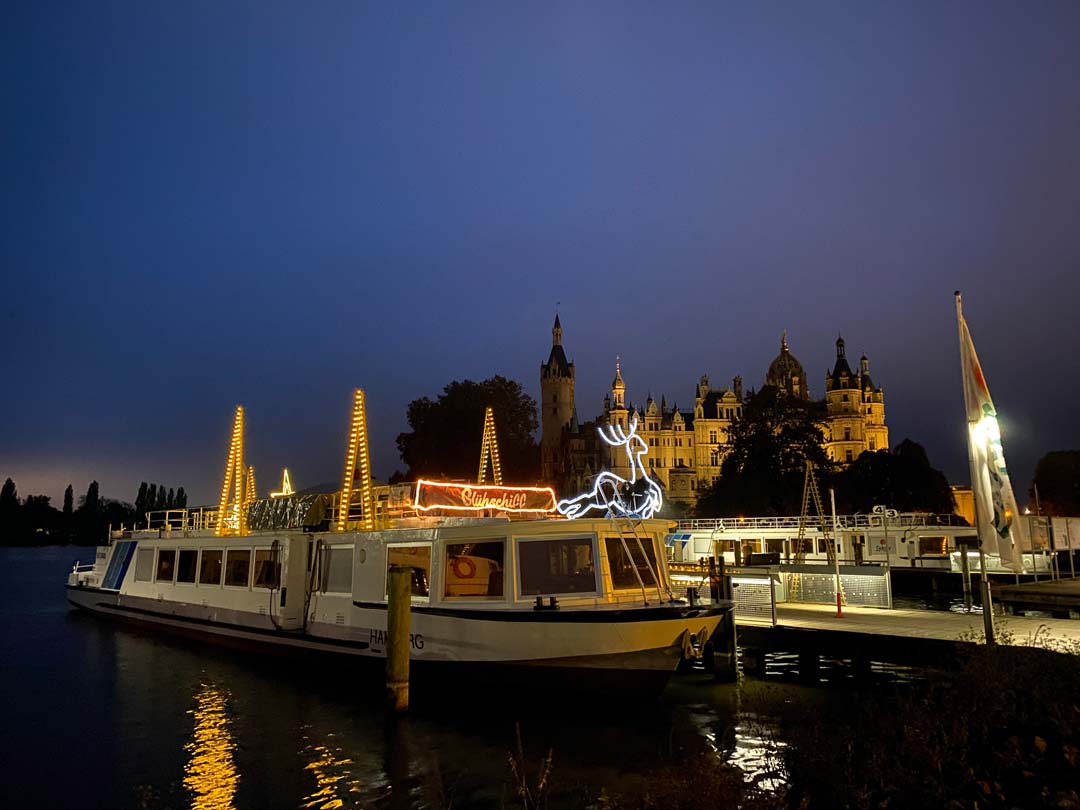 Das geschmückte Schiff der Weissen Flotte, das Glühschiff, liegt vor Anker 