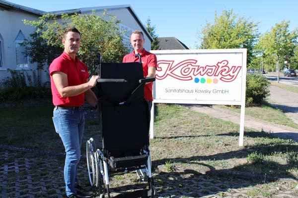 Marco Grunenberg und Torsten Zelck beraten Kunden bei Kowsky zu verschiedenen Rollstuhl-Modellen