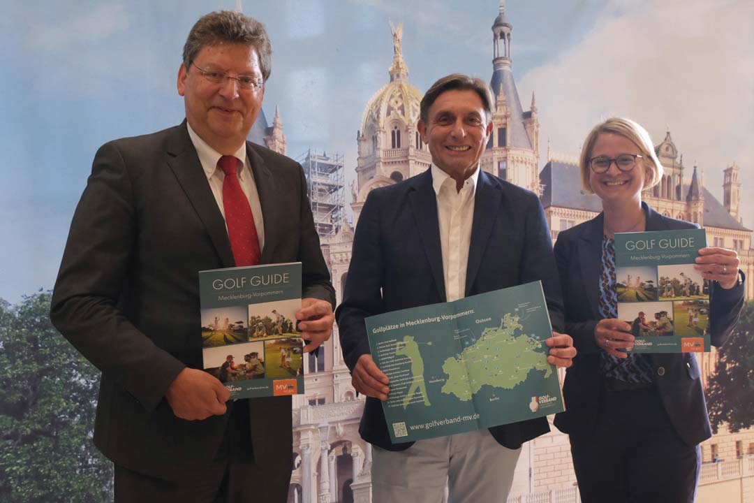 Zusehen Wirtschaftsminister Reinhard Meyer, Rüdiger Born als Präsident des Landesgolfverbandes und die Präsidentin des Tourismusverbandes MV Birgit Hesse