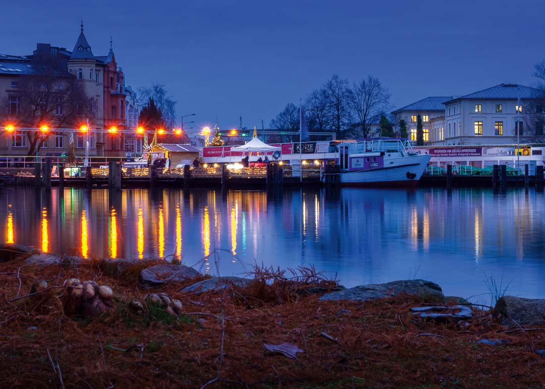 Zusehen die Weisse Flotte im Weihnachtlichen Abendlicht