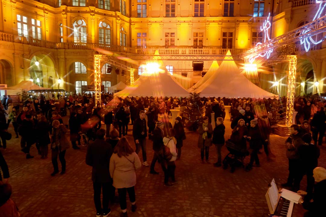 Menschenmengen im Innenhof des Schlosses genießen "die höfische Weihnacht".