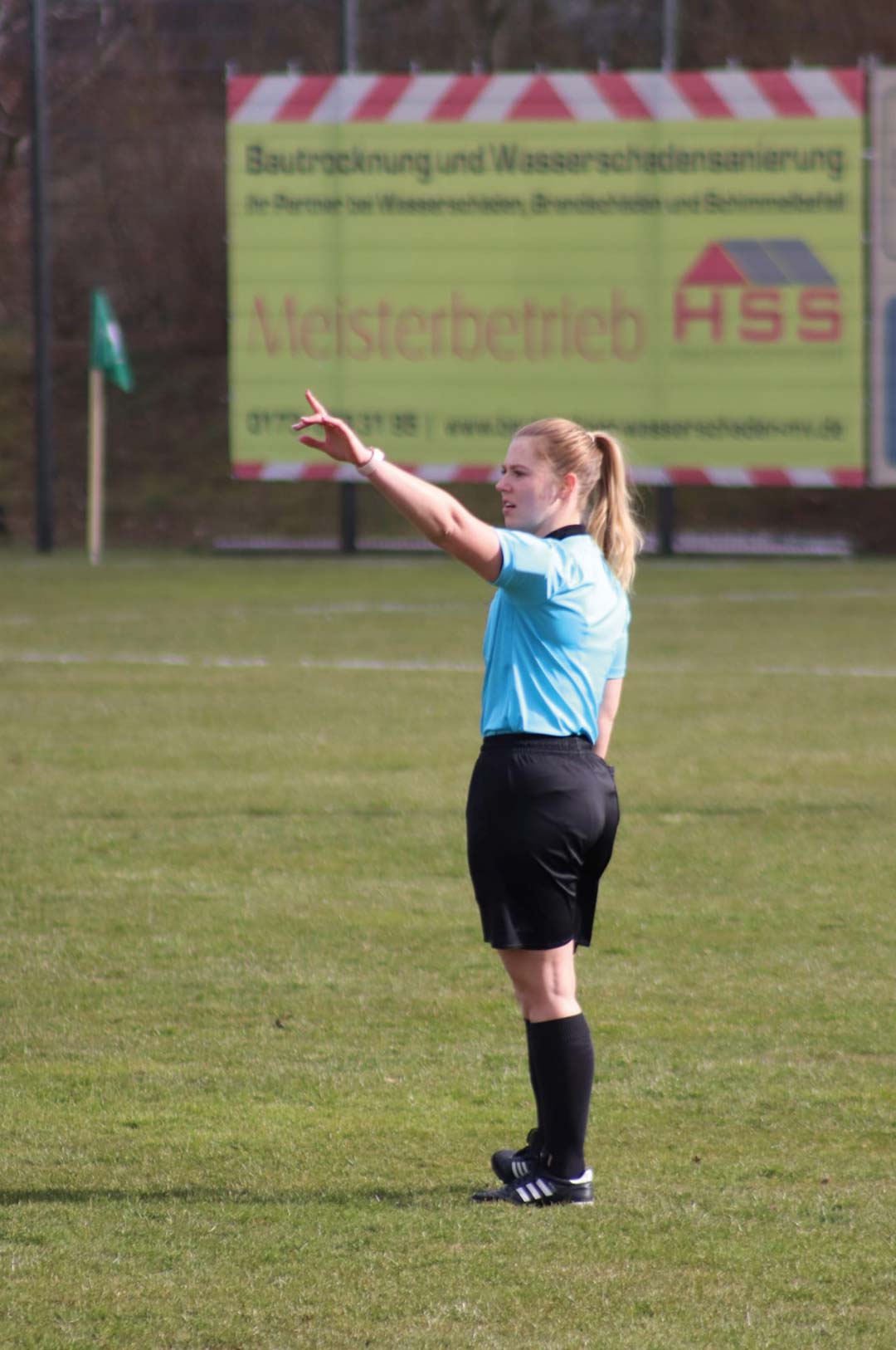 Junge Frau als Schiedsrichterin im Fußball.