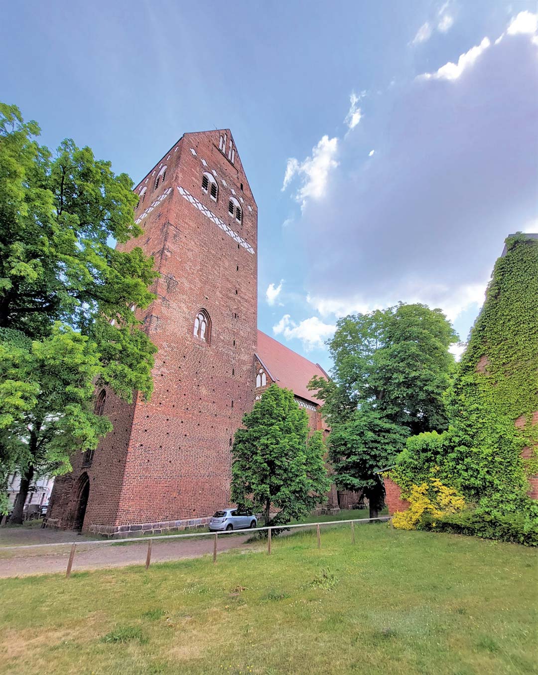 Zu sehen ist eine Alte Kirche in Ludwigslust-Parchim