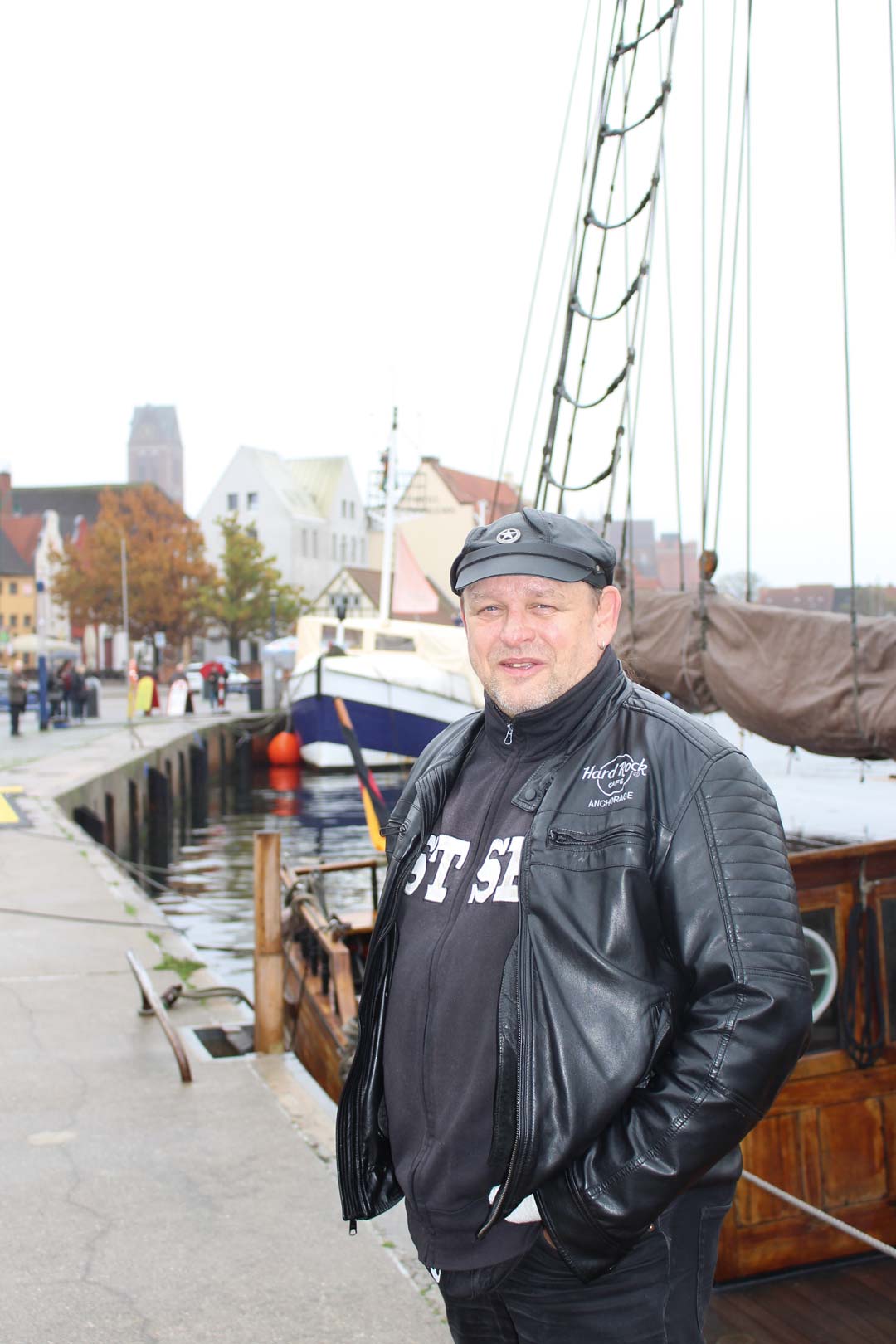 Mann im modernen Seefahrerlook am Wismarer Hafen.