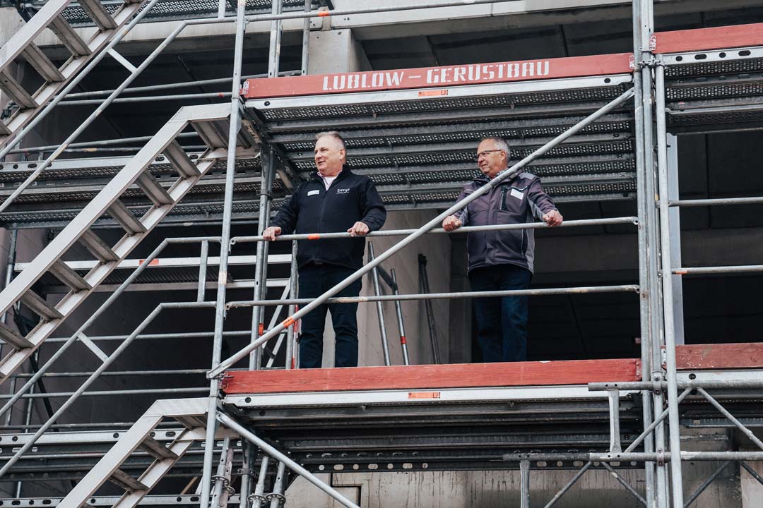 bmp-Geschäftsführer Ingo Küster (l.) und Henry Huber von der Dachdeckerei Huber auf dem Gerüst der Großbaustelle.