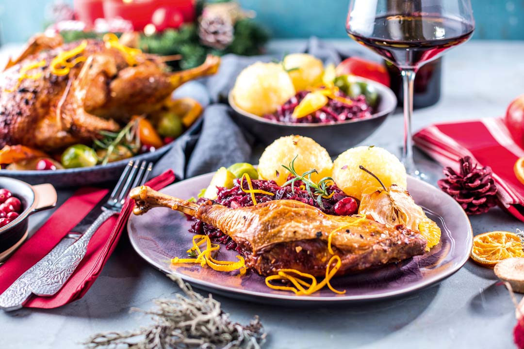 Weihnachtsessen mit Klößen, Keulen und Rotkohl.