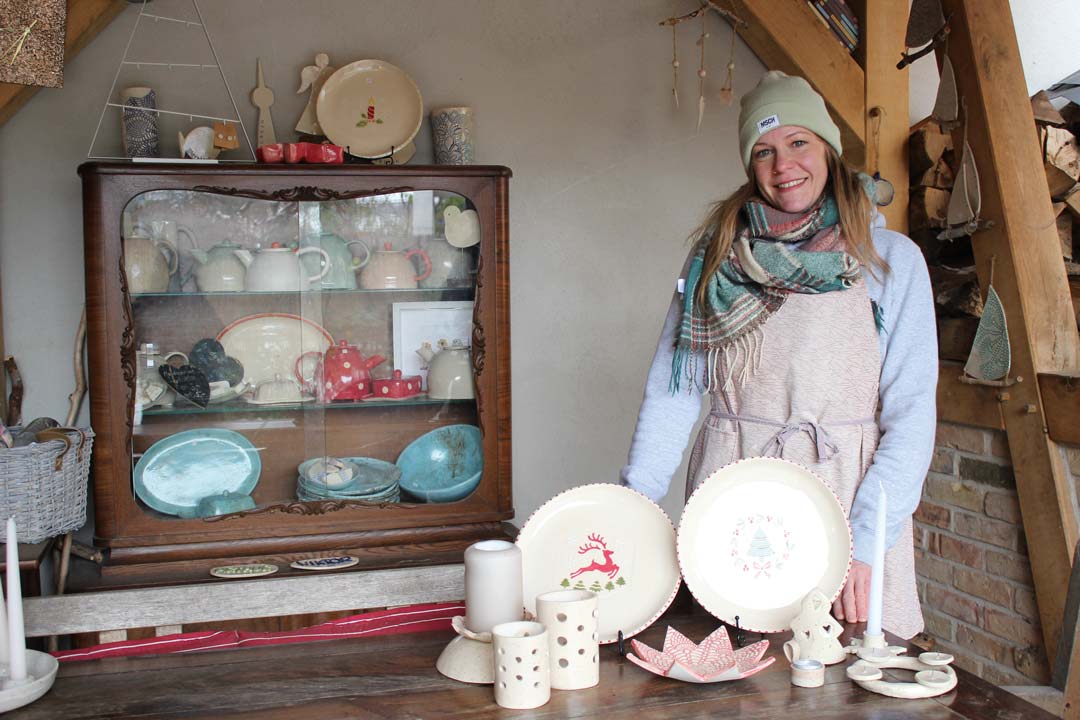 Cindy Seegert mit einer Auswahl ihrer handgefertigten Keramikarbeiten. 