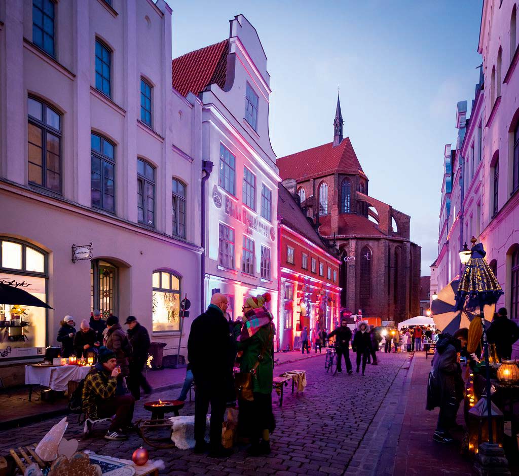 Weihnachtlich beleuchtete Straße in Wismar.