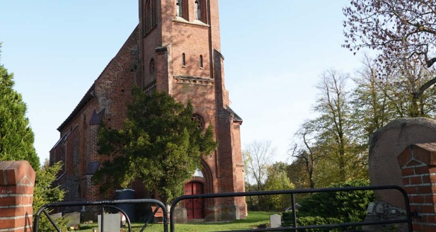 Der Turm der Buchholzer Kirche.