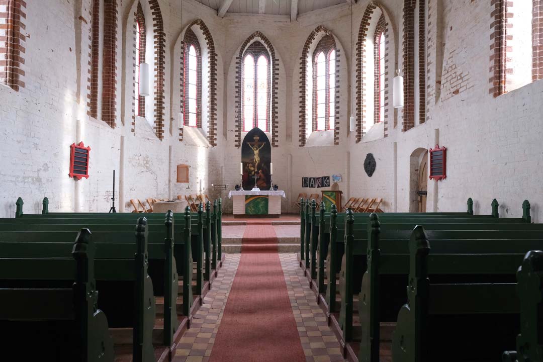 Inneres der Kirche mit Blick auf die fünf Chorfenster.