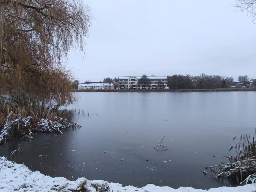 Zusehen ist das Crivitzer Krankenhaus in winterlicher Atmosphäre