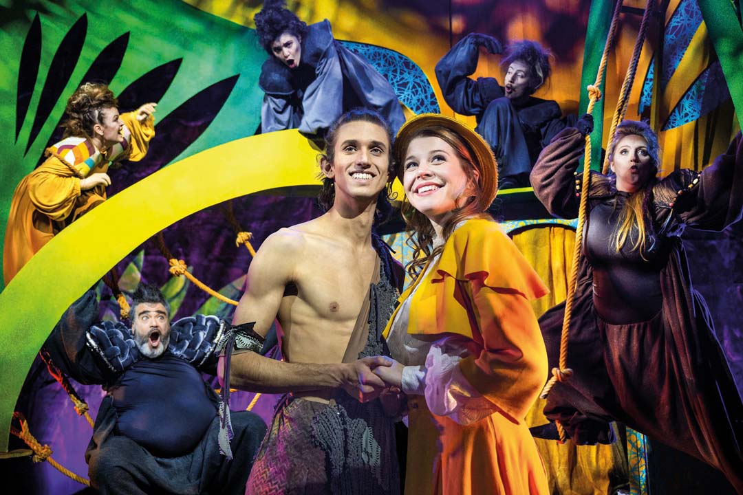 Zu sehen sind zwei Schauspieler, die Tarzan und Jane auf der Bühne verkörpern.