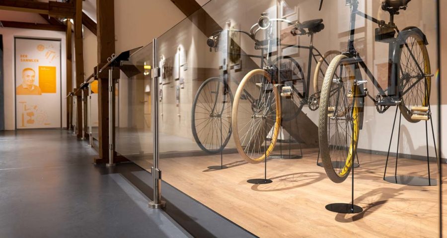Zu sehen sind alte Fahrräder die in einem Museum aufgestellt wurden.