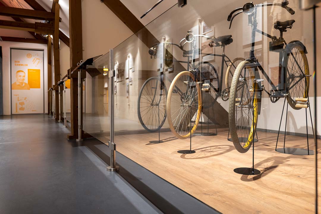 Zu sehen sind alte Fahrräder die in einem Museum aufgestellt wurden.