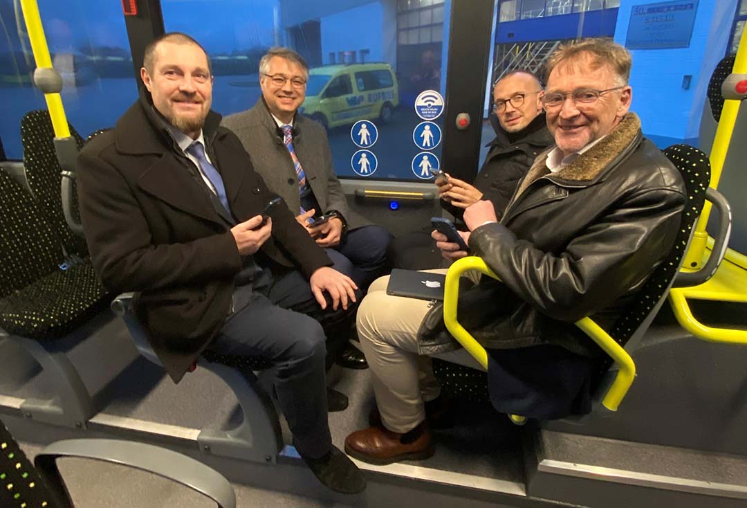 Vier Männer im Bus, der mit Wlan ausgestattet werden soll.