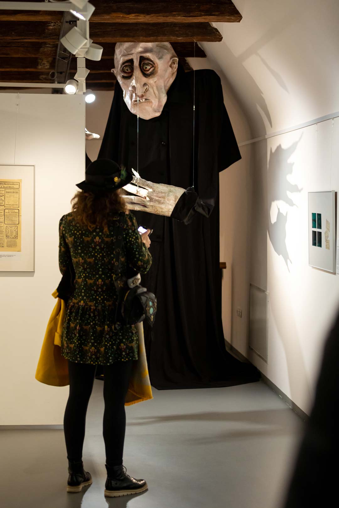 Zu sehen ist eine große Figur im Horrostil die in einem Museum ausgestellt wird