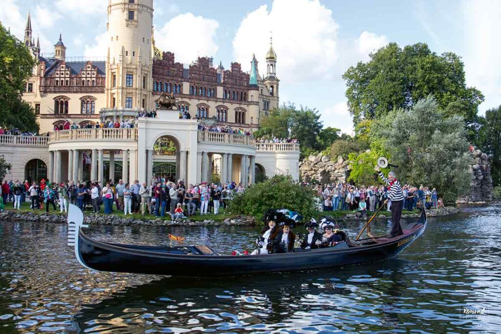 Stilvoll am Schloss vorbeigondeln – auch das war bei den Venezianischen Tagen 2023 möglich. Die venezianische Gondel ist auch dieses Jahr wieder in Schwerin zu Gast.