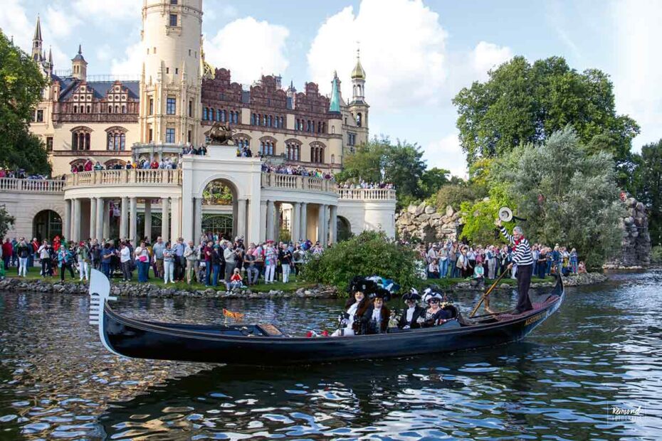 Stilvoll am Schloss vorbeigondeln – auch das war bei den Venezianischen Tagen 2023 möglich. Die venezianische Gondel ist auch dieses Jahr wieder in Schwerin zu Gast.