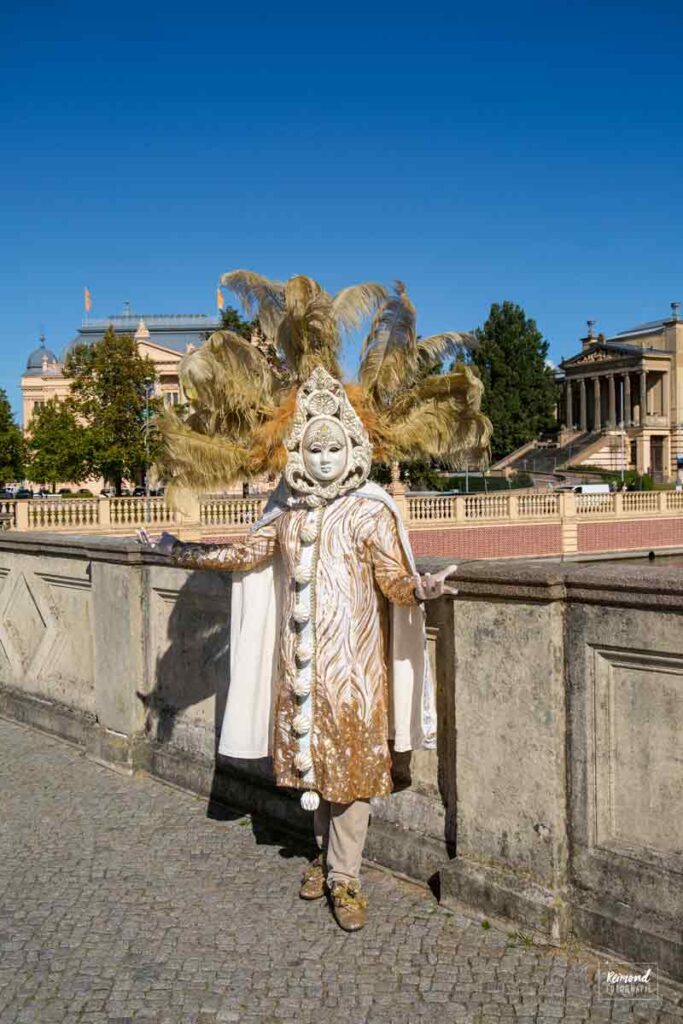 Fotospot Schloss: Hier entstanden zahlreiche Bilder zur Freude der
Touristen und Kostümträger.