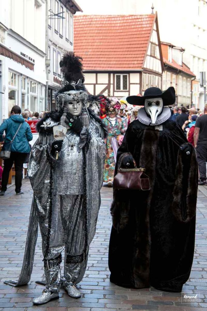 Traditionelle Masken und Phantasiekostüme waren vor zwei Jahren in der Altstadt zu sehen.