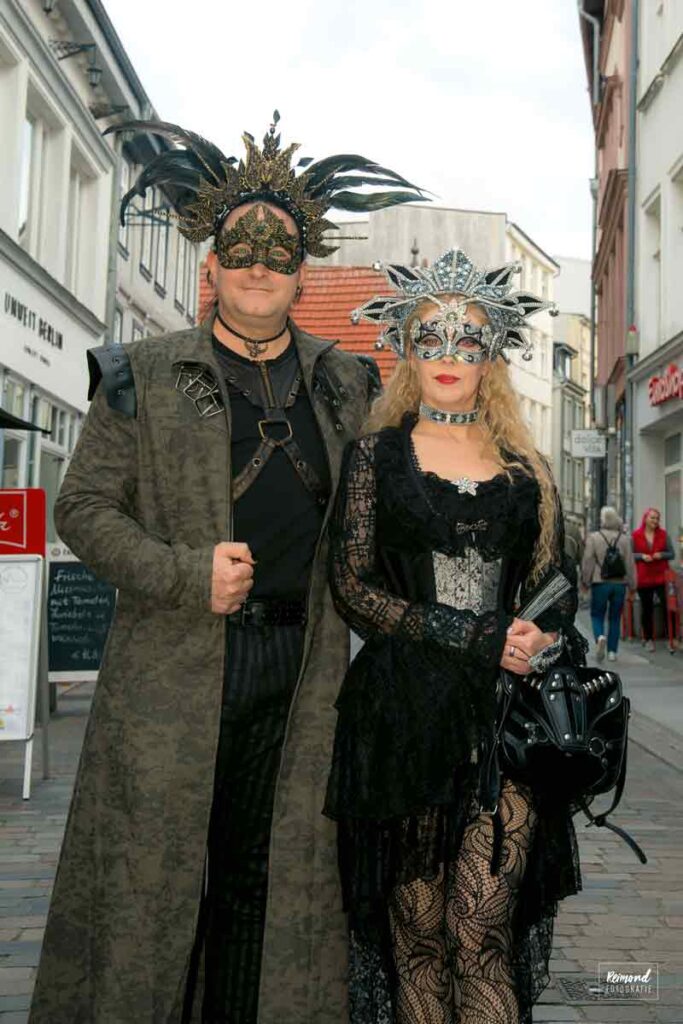 Venedig rockt: Beim Schaulaufen in Schwerin waren außergewöhnliche Verkleidungen dabei.