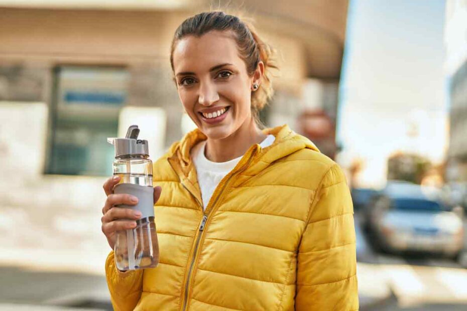 Frau mit Trinkflasche