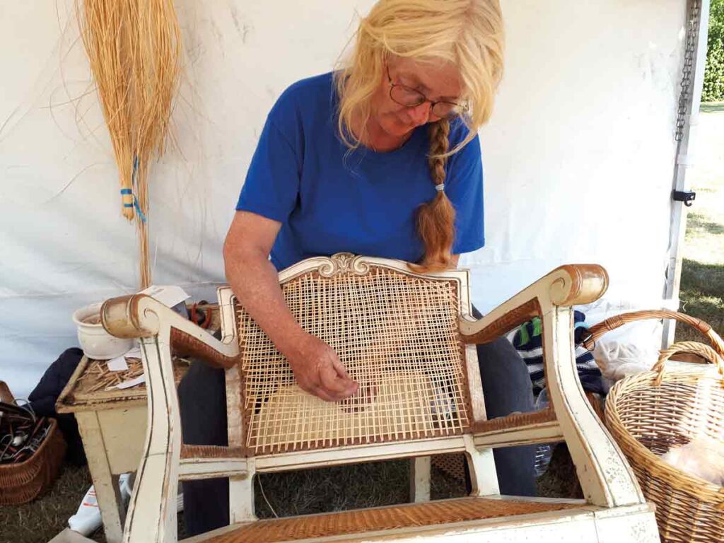 Korbflechterin Helga Backert-Prommer präsentiert ein altes Handwerk.