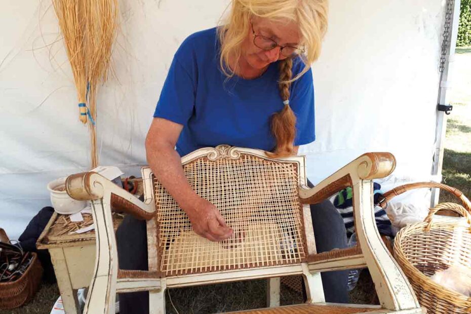 Korbflechterin Helga Backert-Prommer präsentiert ein altes Handwerk.