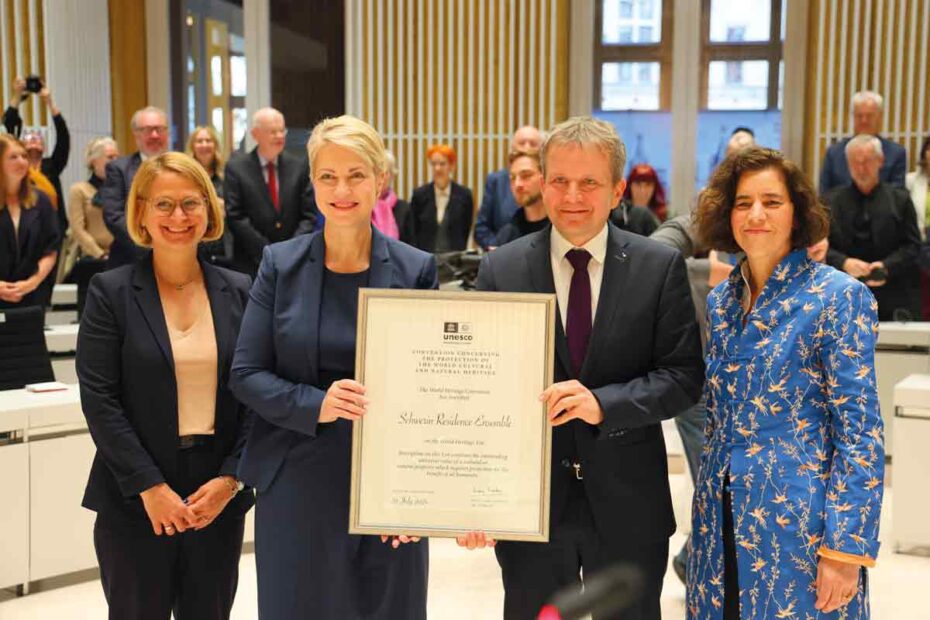 Landtagspräsidentin Birgit Hesse, Ministerpräsidentin Manuela Schwesig, Oberbürgermeister Rico Badenschier und die Beauftragte für Auswärtige Kulturpolitik des Auswärtigen Amts, Anna Bartels (v.l.), präsentieren die Urkunde.