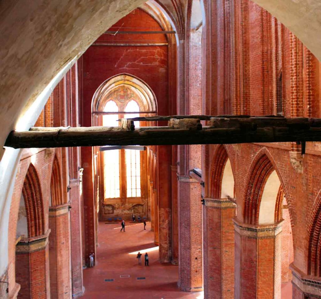 Der „Fußweg“ zur Aussichtsplattform bietet einen schönen Blick ins Schiff der Georgenkirche.