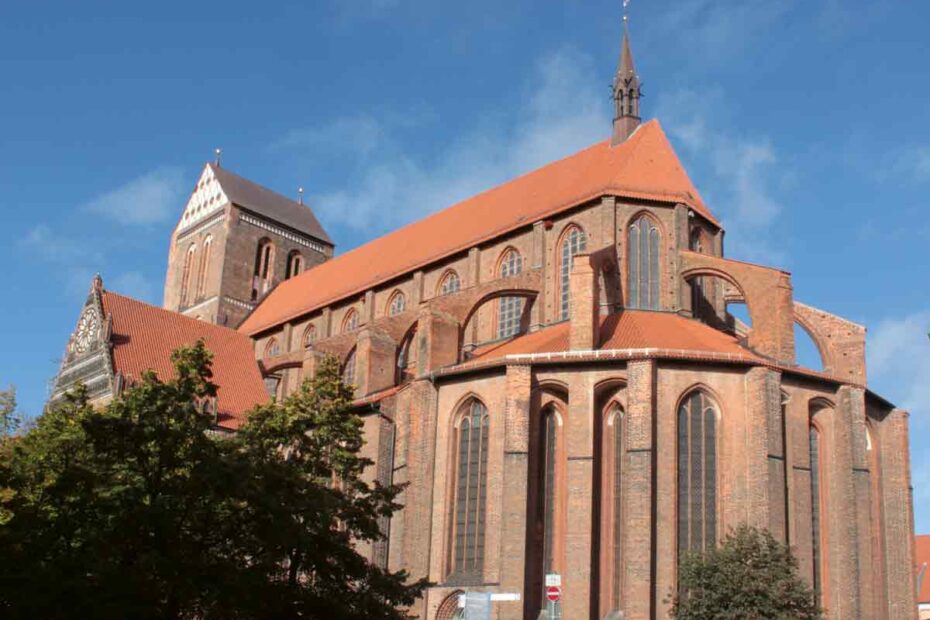 Mit 37 Metern Gewölbehöhe gehört das Schiff von St. Nikolai zu den höchsten Deutschlands.