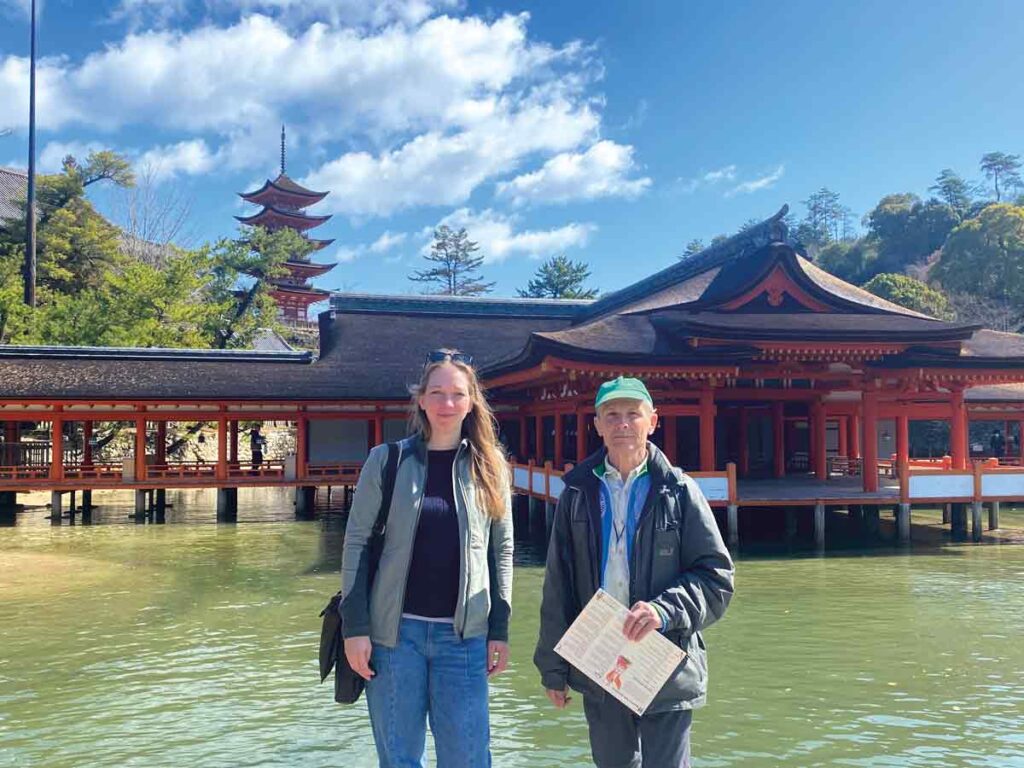 André Weber usammen mit seiner Nichte hier am Itsukushima-Schrein auf der Insel Miyajima
