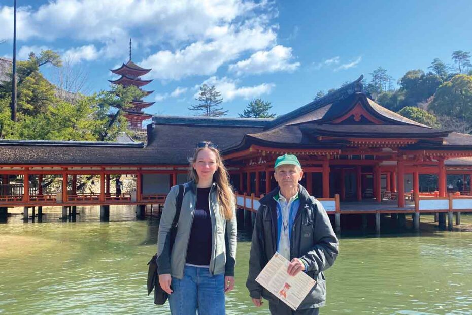 André Weber usammen mit seiner Nichte hier am Itsukushima-Schrein auf der Insel Miyajima