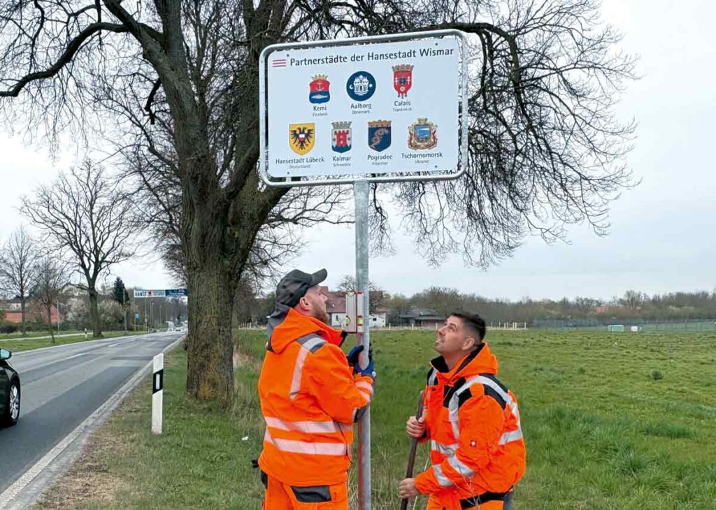 Martin Voß (l.) und Michael Lück (r.) beim Aufstellen des Schildes