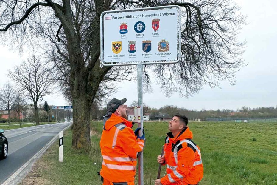 Martin Voß (l.) und Michael Lück (r.) beim Aufstellen des Schildes