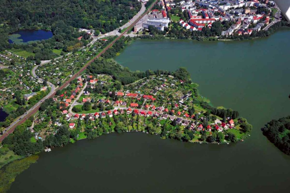 Das Luftbild, noch ohne die neue Brücke, zeigt die Siedlung auf dem Dwang – und die Eisenbahnstrecke.