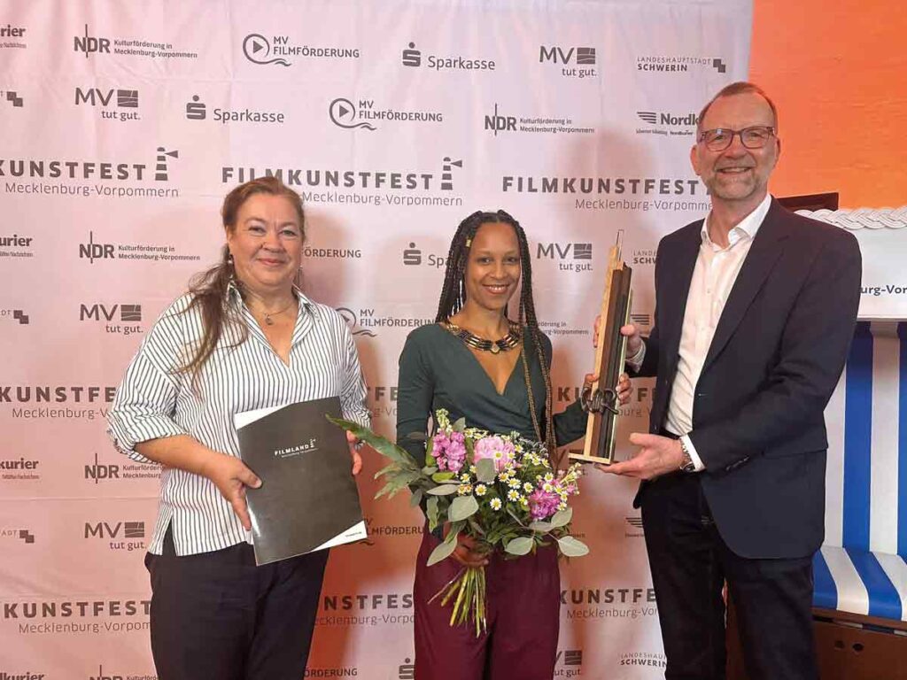 Roswitha Bley von der WIR-Initative (l.) und Jens Matschenz von der Vereinigung der Unternehmensverbände übergeben den Preis an Loraine Blumenthal.