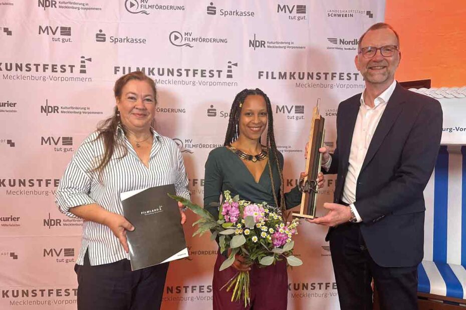 Roswitha Bley von der WIR-Initative (l.) und Jens Matschenz von der Vereinigung der Unternehmensverbände übergeben den Preis an Loraine Blumenthal.