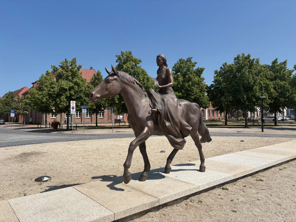 Bronzen Statue Alexandrine mit Pferd