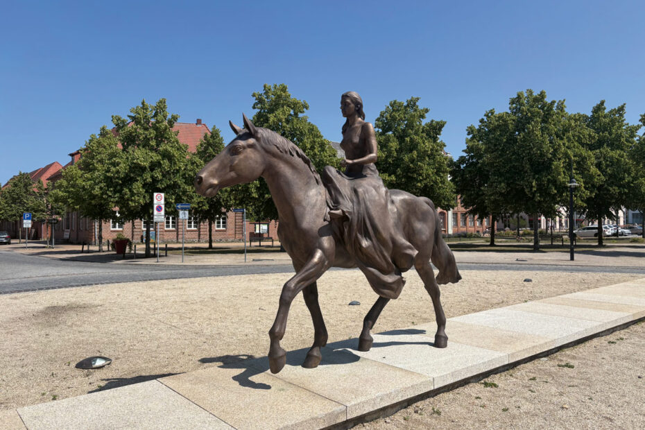 Bronzen Statue Alexandrine mit Pferd