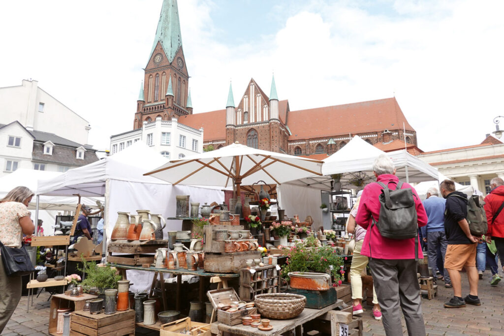 Töpfermarkt auf den Marktplatz in Schwerin