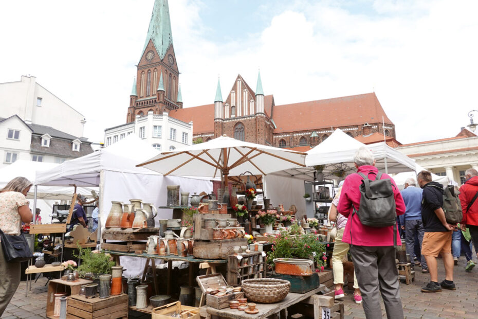 Töpfermarkt auf den Marktplatz in Schwerin