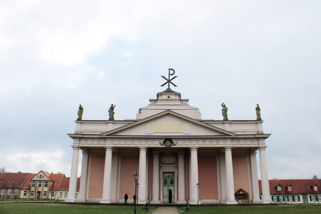 Denkmalschutzprojekt für die Sandsteinfiguren der vier Evangelisten auf der Stadtkirche in Ludwigslust