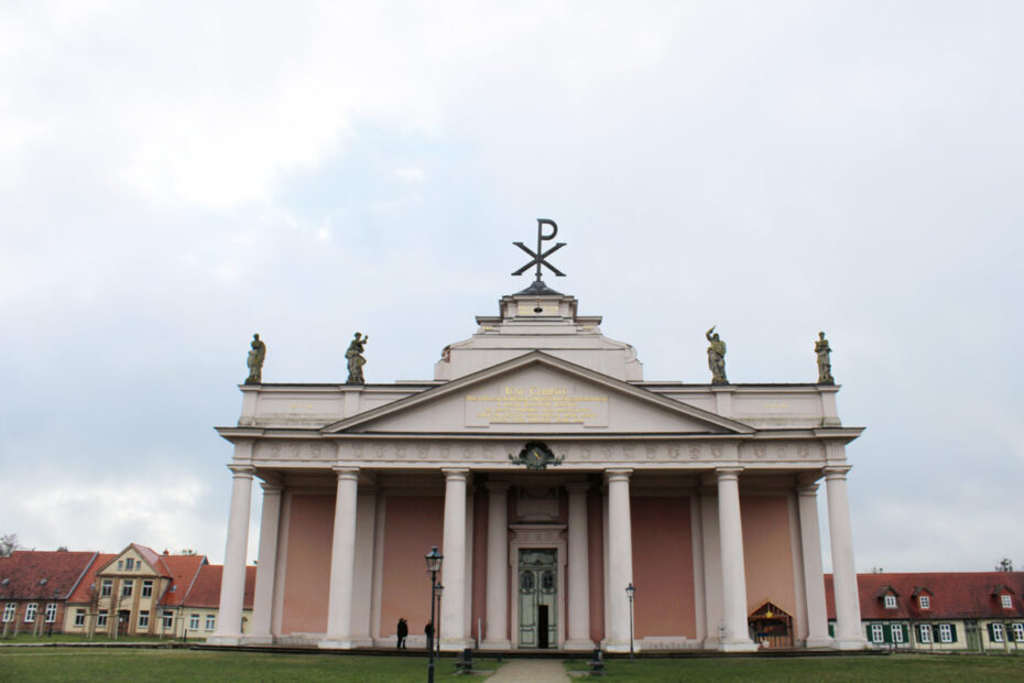 Denkmalschutzprojekt für die Sandsteinfiguren der vier Evangelisten auf der Stadtkirche in Ludwigslust
