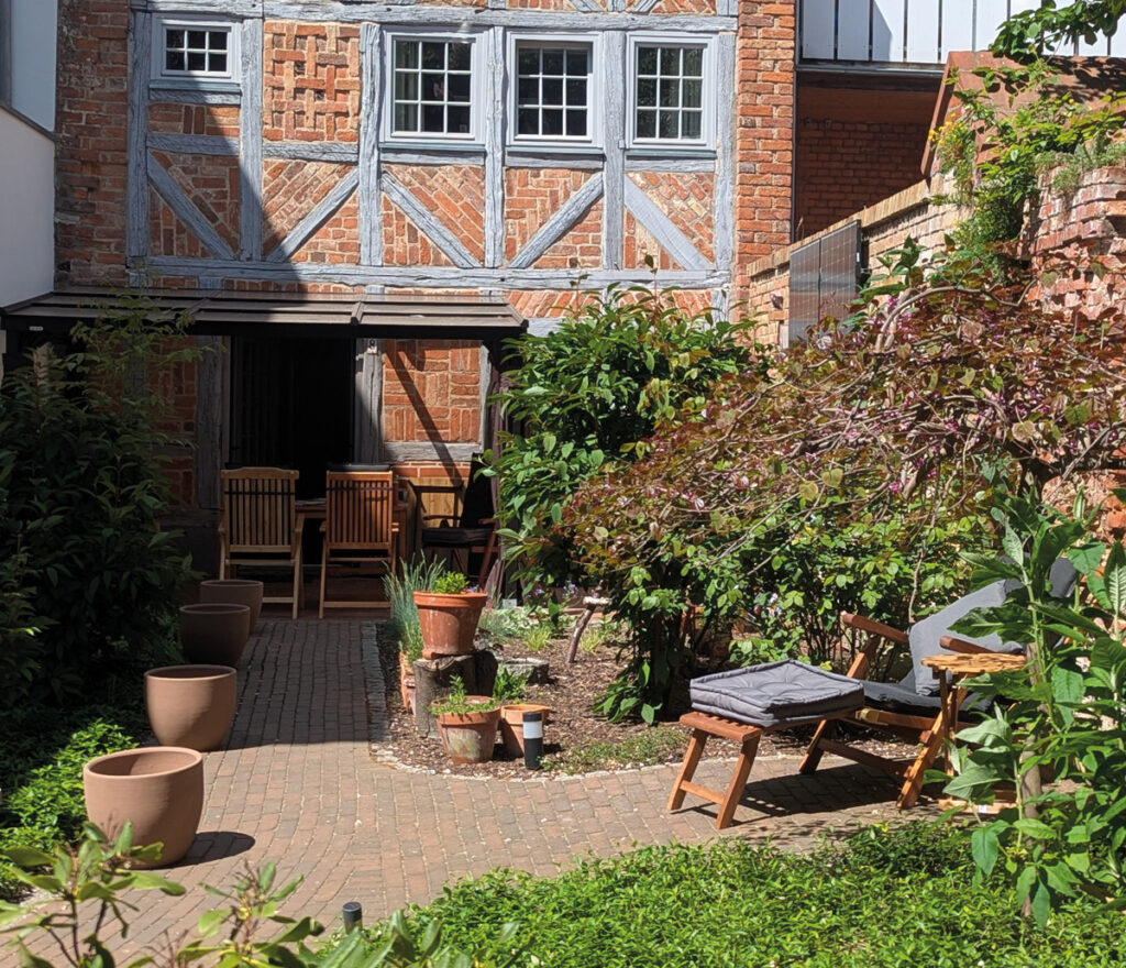 Lesegarten im Hof des Ziegenhals-Hauses
