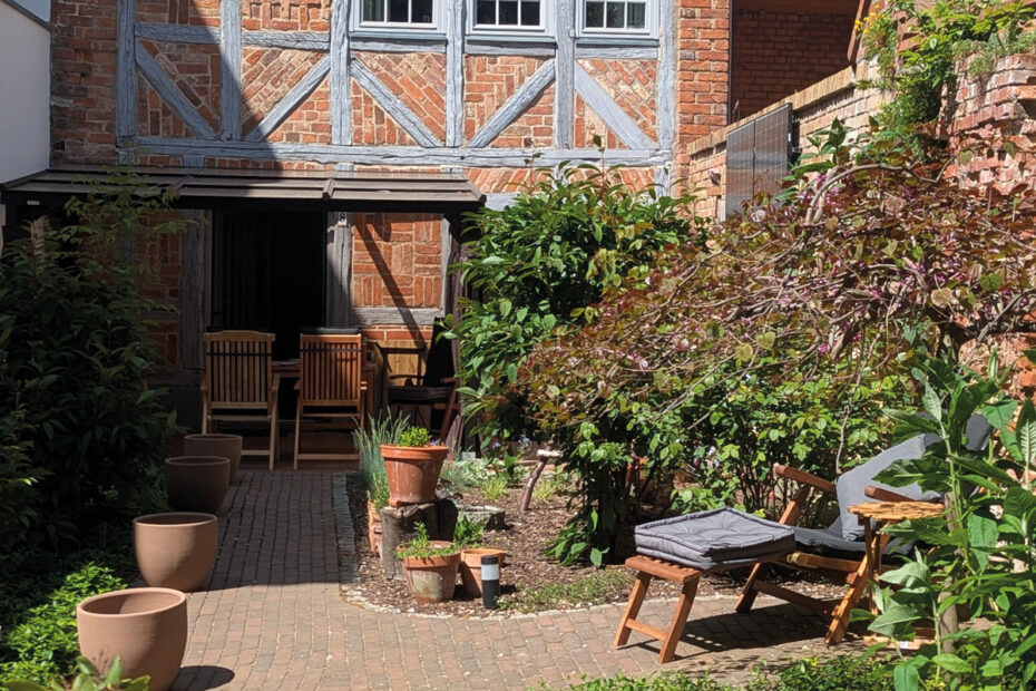 Lesegarten im Hof des Ziegenhals-Hauses