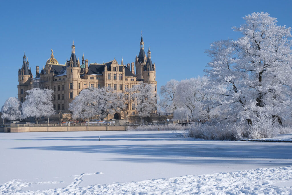 Schweriner Schloss im Schnee
