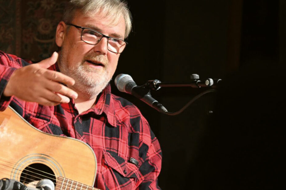 Thomas Naedler unterhält mit plattdeutschen Songs