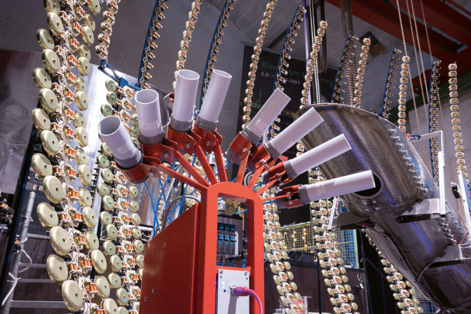 Christof Schläger füllt Kunstraum St. Georgen mit seinem Maschinenorchester