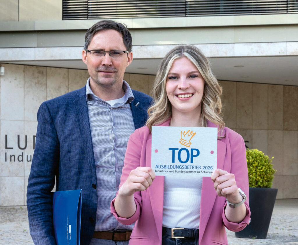 IHK - Frank Dumontie, WEMAG-Gruppenleiter Ausbildung, und die Dualstudierende
Angelina Ziebell
